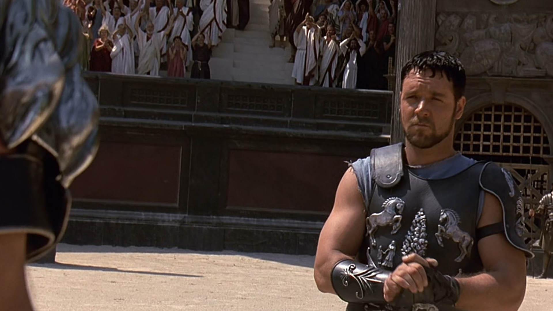 شخصیت ماکسیموس با بازی راسل کرو درحال مالیدن خاک به دستان خود در فیلم gladiator