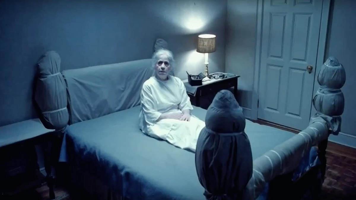 پیرزنی بر روی تخت در فیلم The Exorcist
