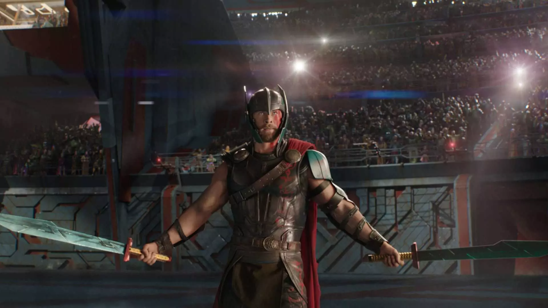 کریس همسورث در نقش تور در مبارزه گلادیاتوری در فیلم Thor: Ragnarok