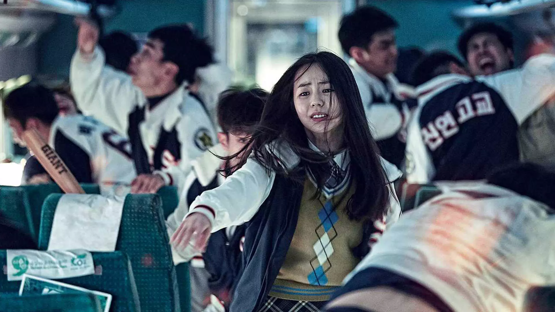 آن سو-هی در حال دویدن میان زامبی‌ها در فیلم Train to Busan