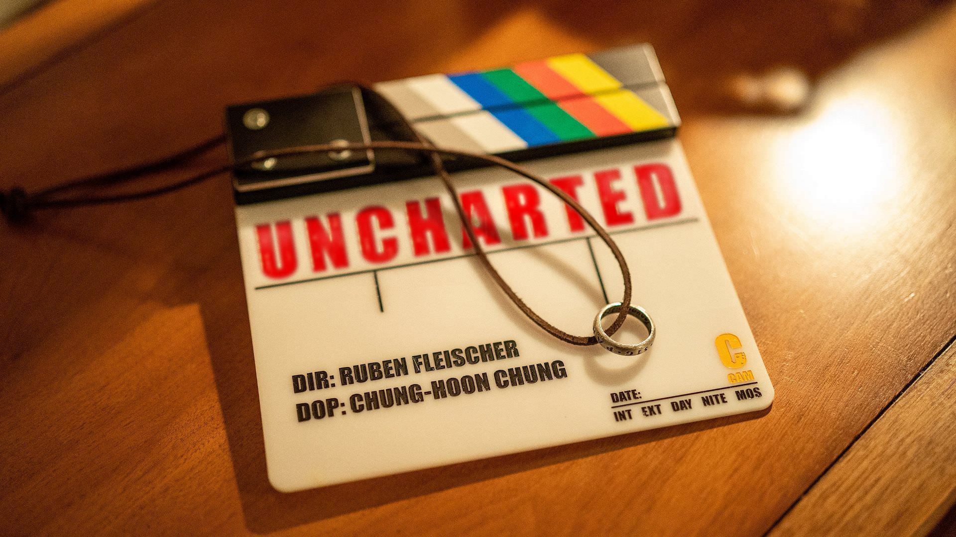 کلاکت فیلمبرداری و گردنبند حلقه نیتن دریک در پشت صحنه فیلم Uncharted / آنچارتد