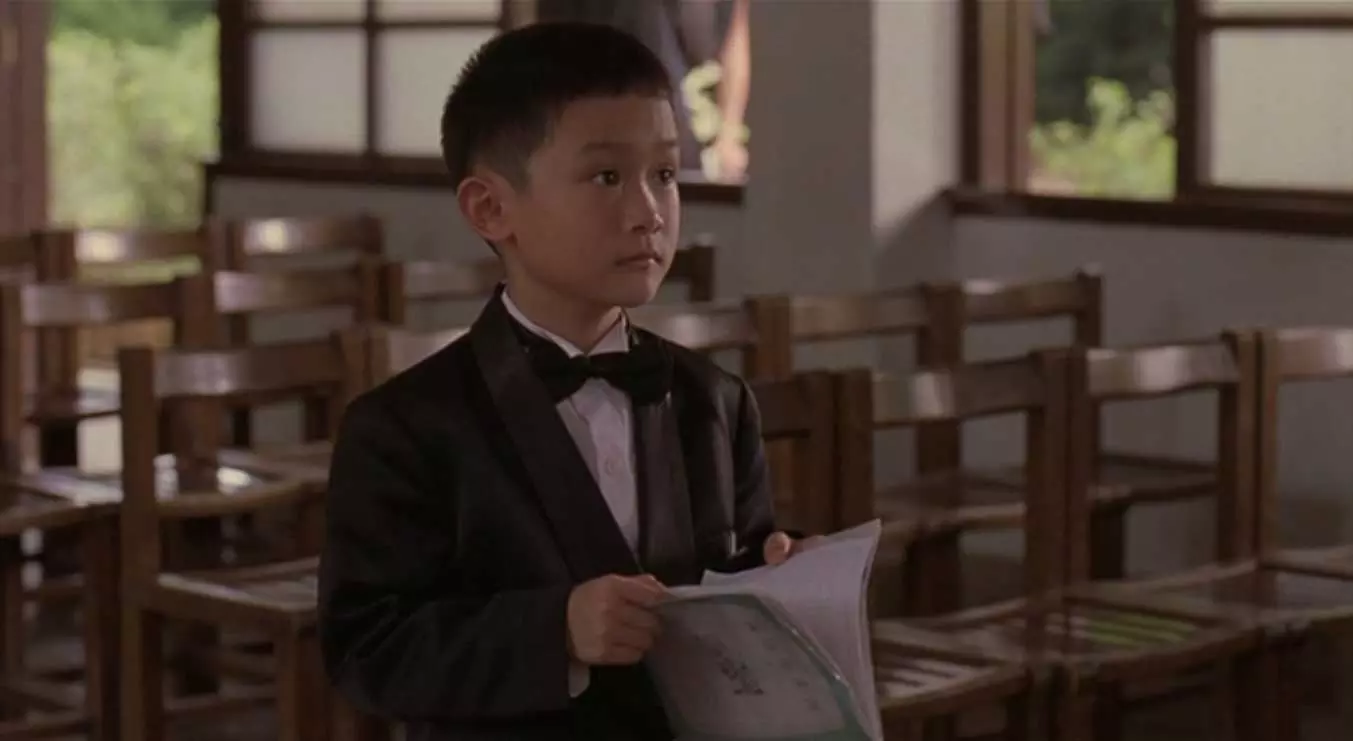 فیلم Yi Yi و پسربچه آسیایی که داخل مدرسه مشغول مطالعه کتاب است