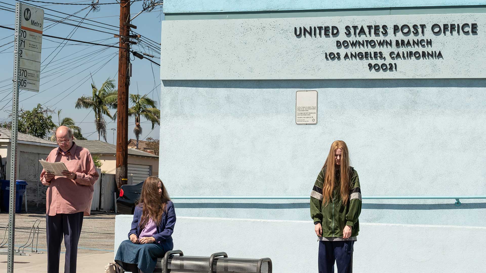 چند شخصیت ناامید و سرپایین مقابل دیوار ساختمان ایالتی آمریکا در فیلم Kajillionaire