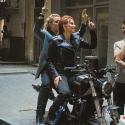 ناتاشا رومانوف و یلنا بلووا سوار بر موتور در فیلم Black Widow