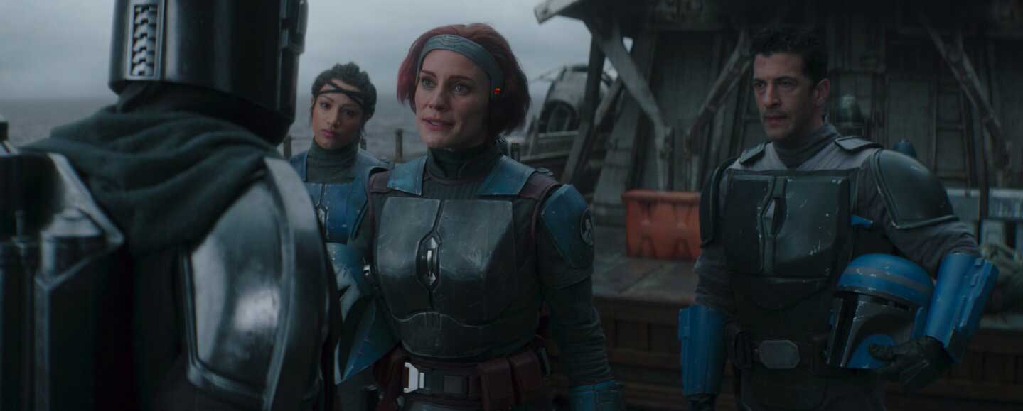 بو کاتان با موهای قرمز و مندلورین های همراه خود مقابل بیبی یودا در سریال The Mandalorian