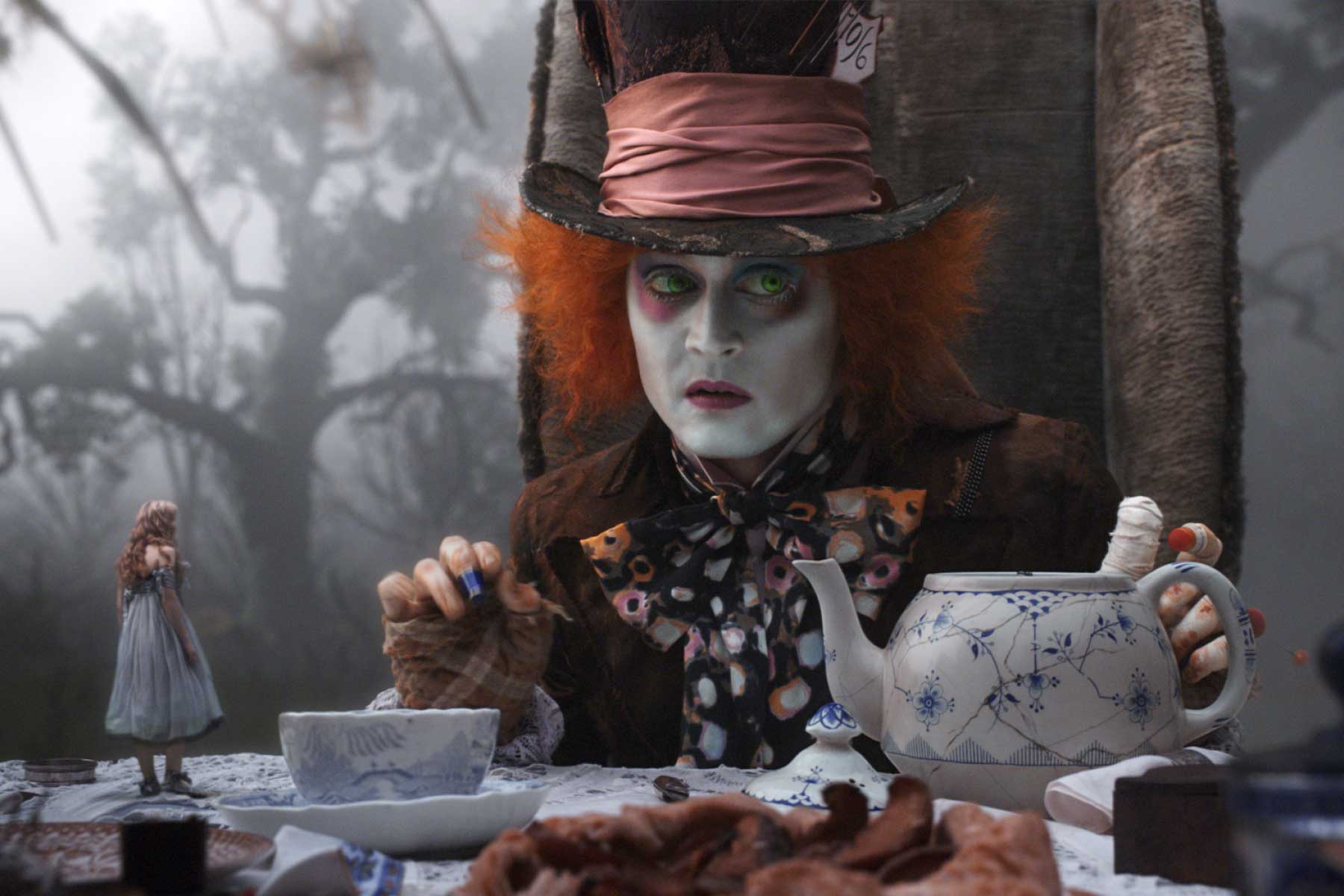 جانی دپ در نقش کلاهدوز دیوانه مشغول چایی خوردن مقابل آلیس در سرزمین عجایب