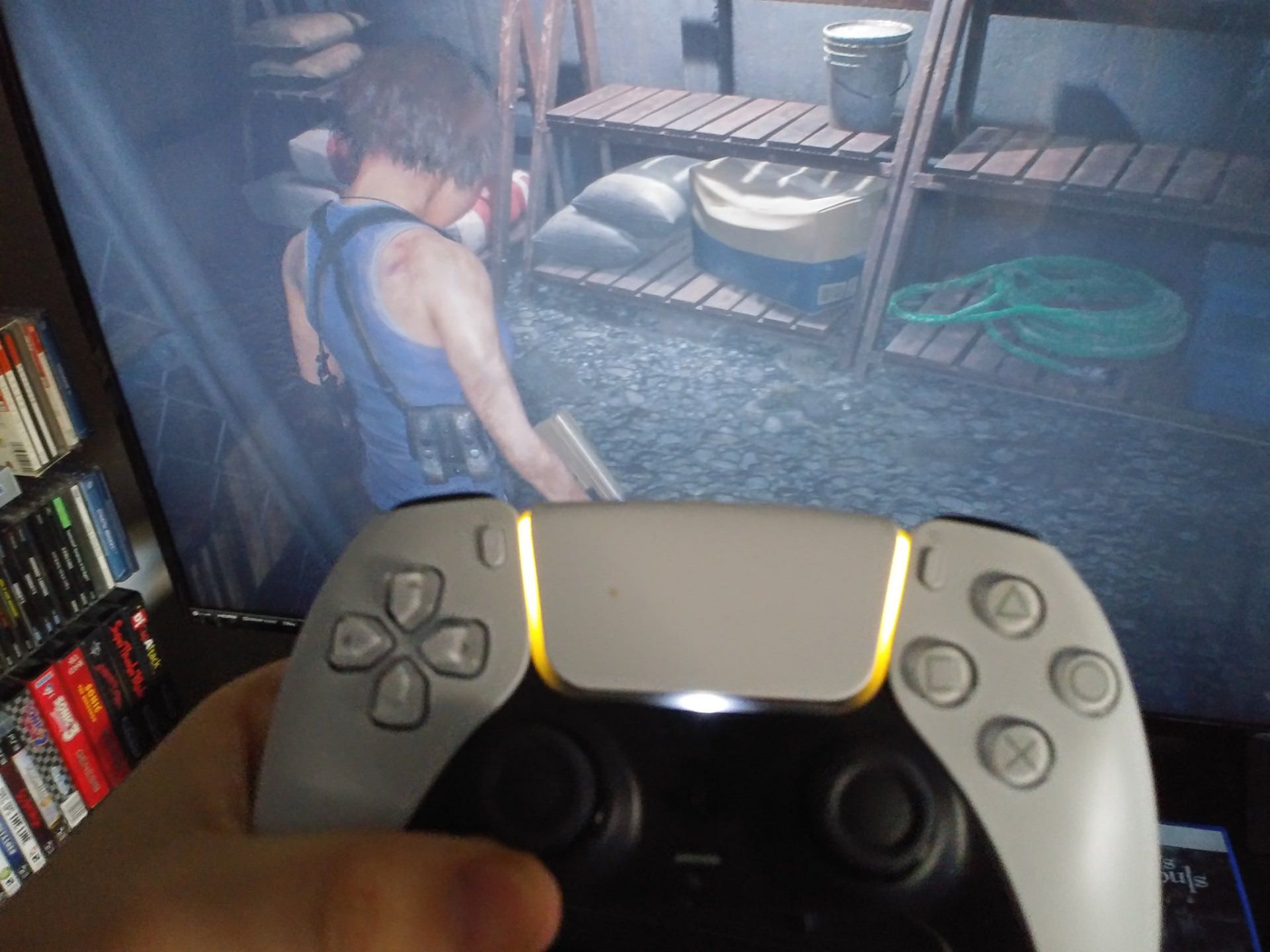 نور زرد لایت بار DualSense در بازی رزیدنت اویل 3