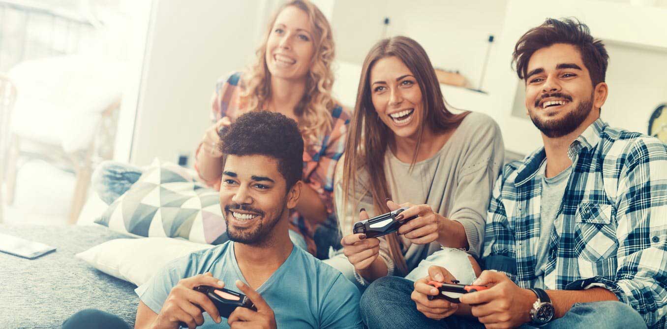 مردم در حال لذت بردن از تجربه بازی های ویدیویی در خانه