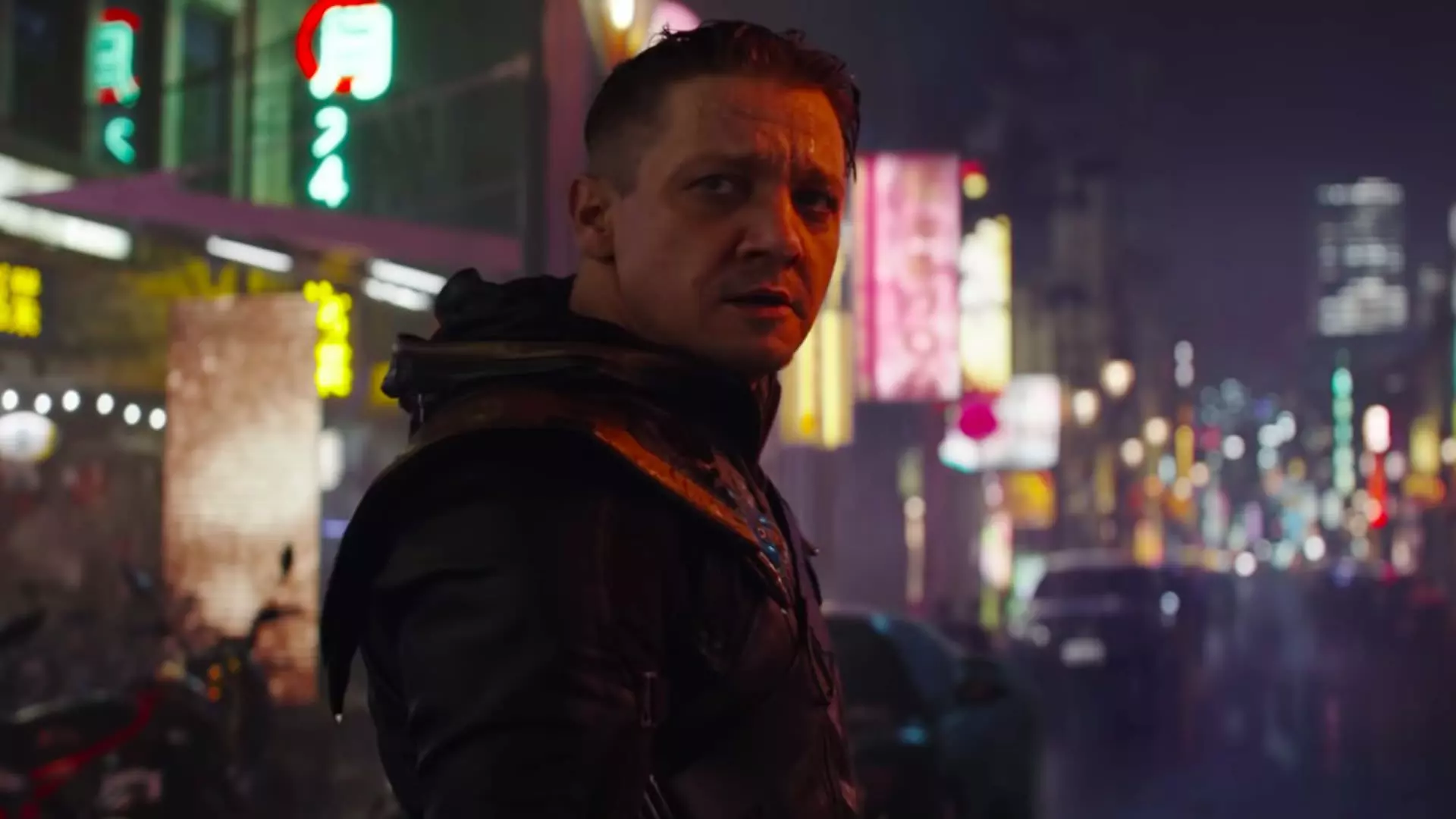 جرمی رنر در نقش هاوک آی / رونین در خیابان‌های ژاپن در فیلم Avengers: Endgame