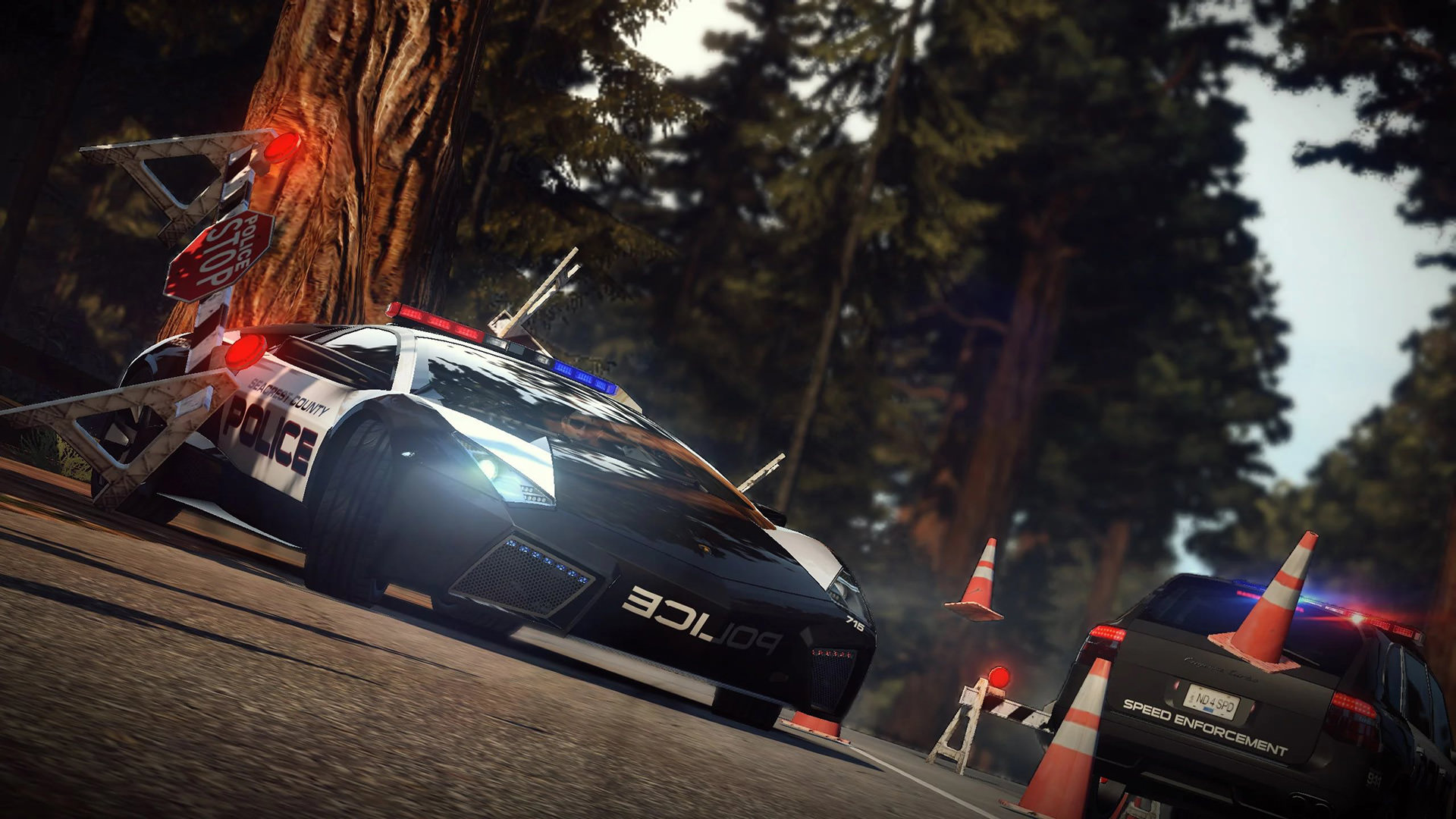 پلیس و موانع برای سد راه کردن ماشین سواری در بازی Need for Speed Hot Pursuit Remastered
