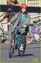ایمان ولانی در نقش کامالا خان در حال دوچرخه سواری در پشت صحنه سریال Ms. Marvel