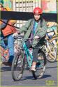 ایمان ولانی در حال دوچرخه سواری در سریال Ms. Marvel