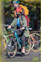 ایمان ولانی در نقش کامالا خان با ماسک و سوار بر دوچرخه در پشت صحنه سریال Ms. Marvel