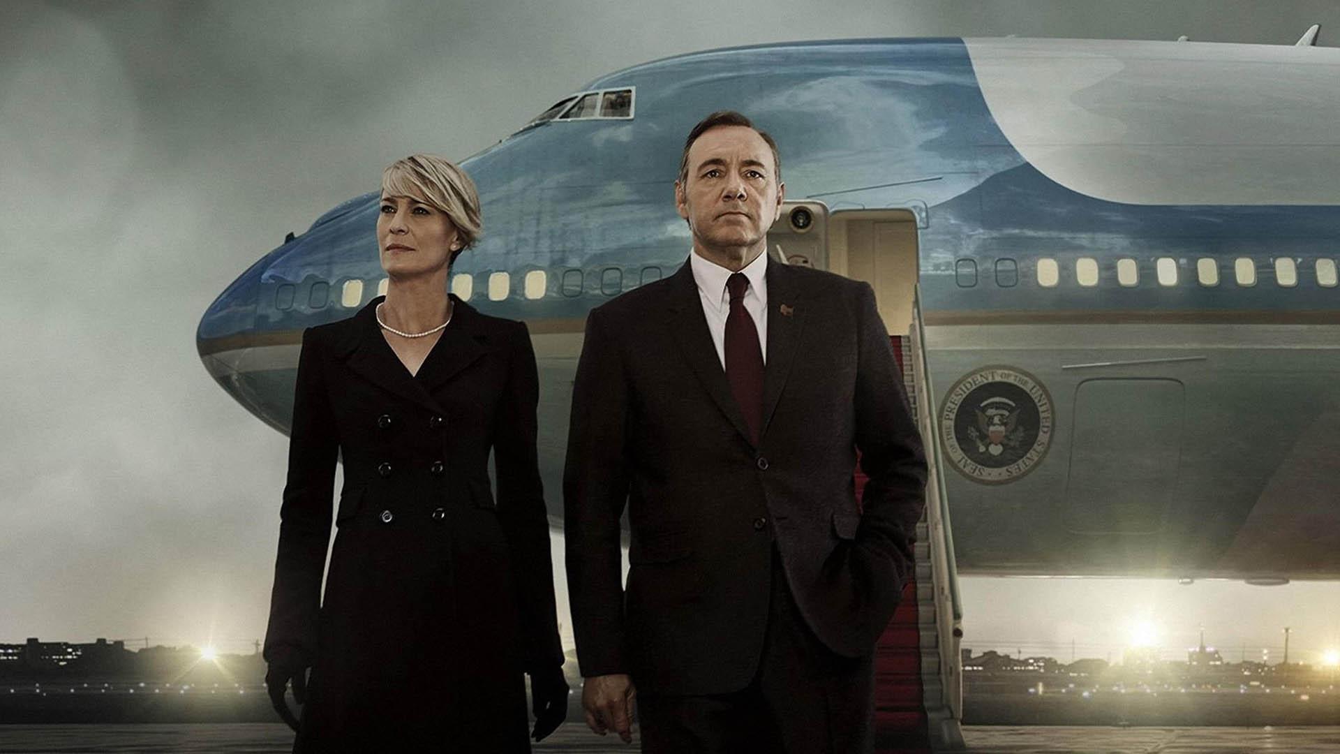 کوین اسپیسی و رابین رایت در مقابل هواپیمای مخصوص رئیس جمهور آمریکا در سریال house of cards 