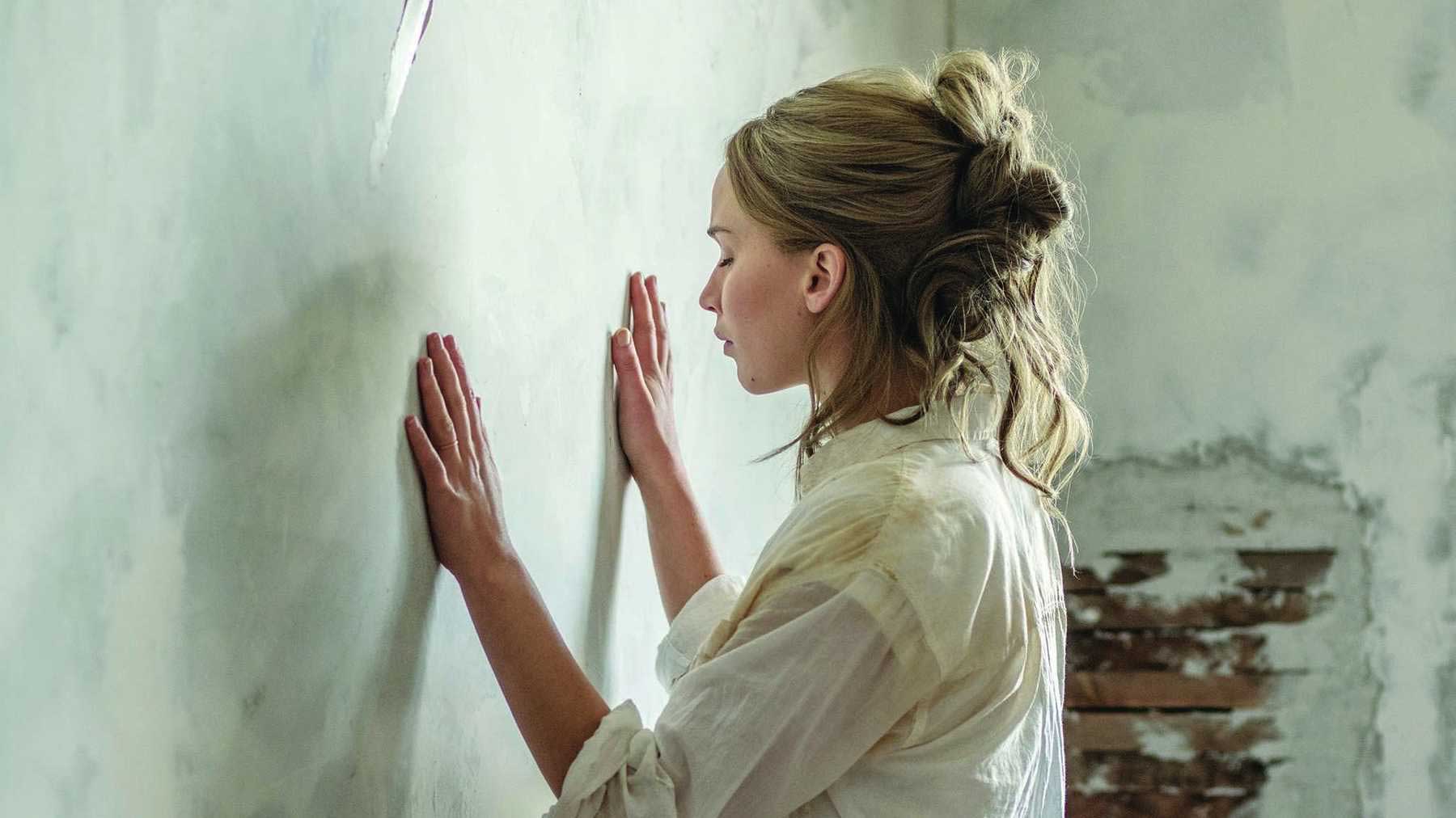 جنیفر لارنس در فیلم مادر! دارن آرونوفسکی مقابل دیوار سفید رنگ خورده