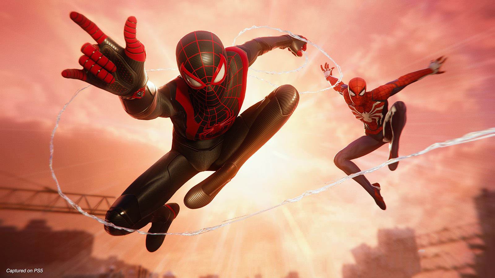 اسپایدرمن سیاه در کنار اسپایدرمن سرخ در بازی Spider-Man Miles Morales