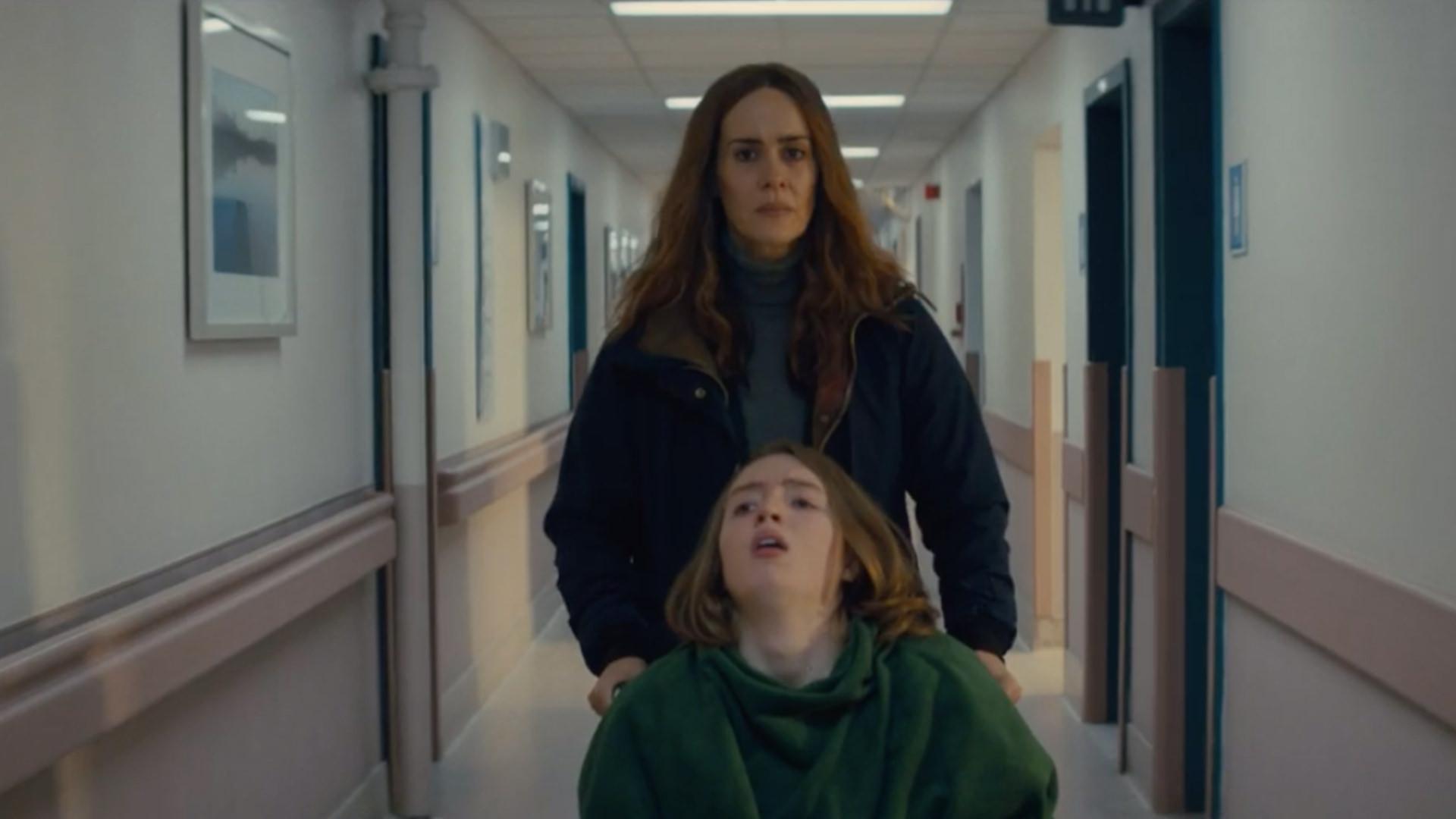 مادر و دختر در حال فرار از بیمارستان در فیلم Run