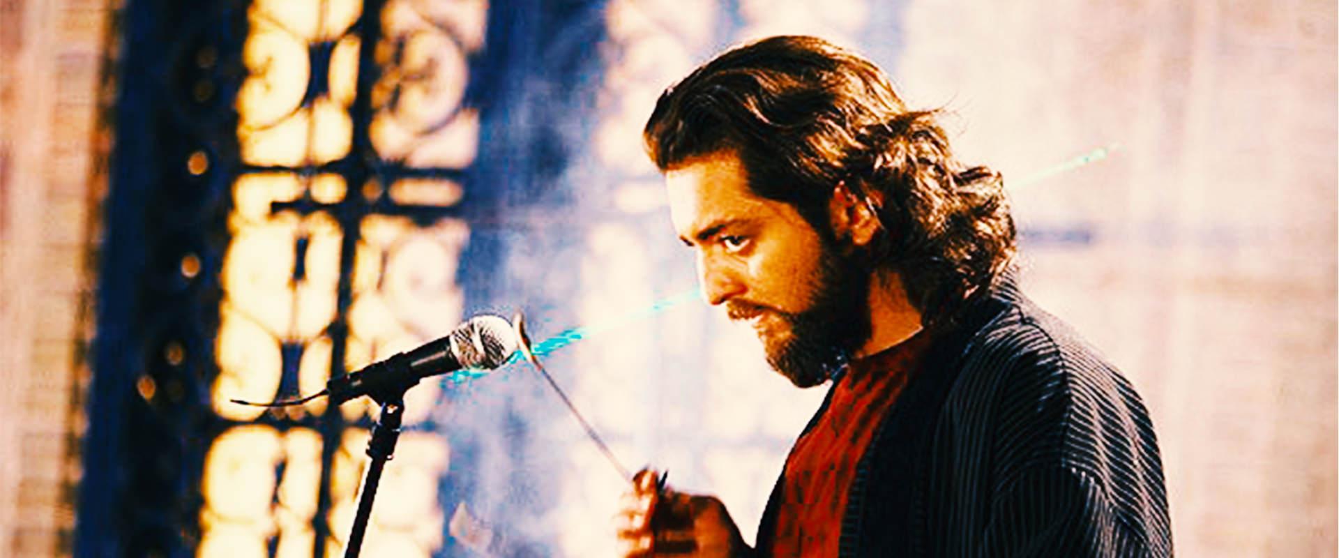 بهرام رادان در حال نواختن سنتور در نمایی از فیلم سنتوری
