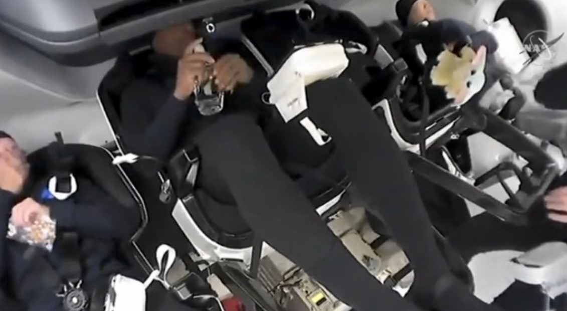 بیبی یودا معلق در فضاپیمای دراگون اسپیس ایکس