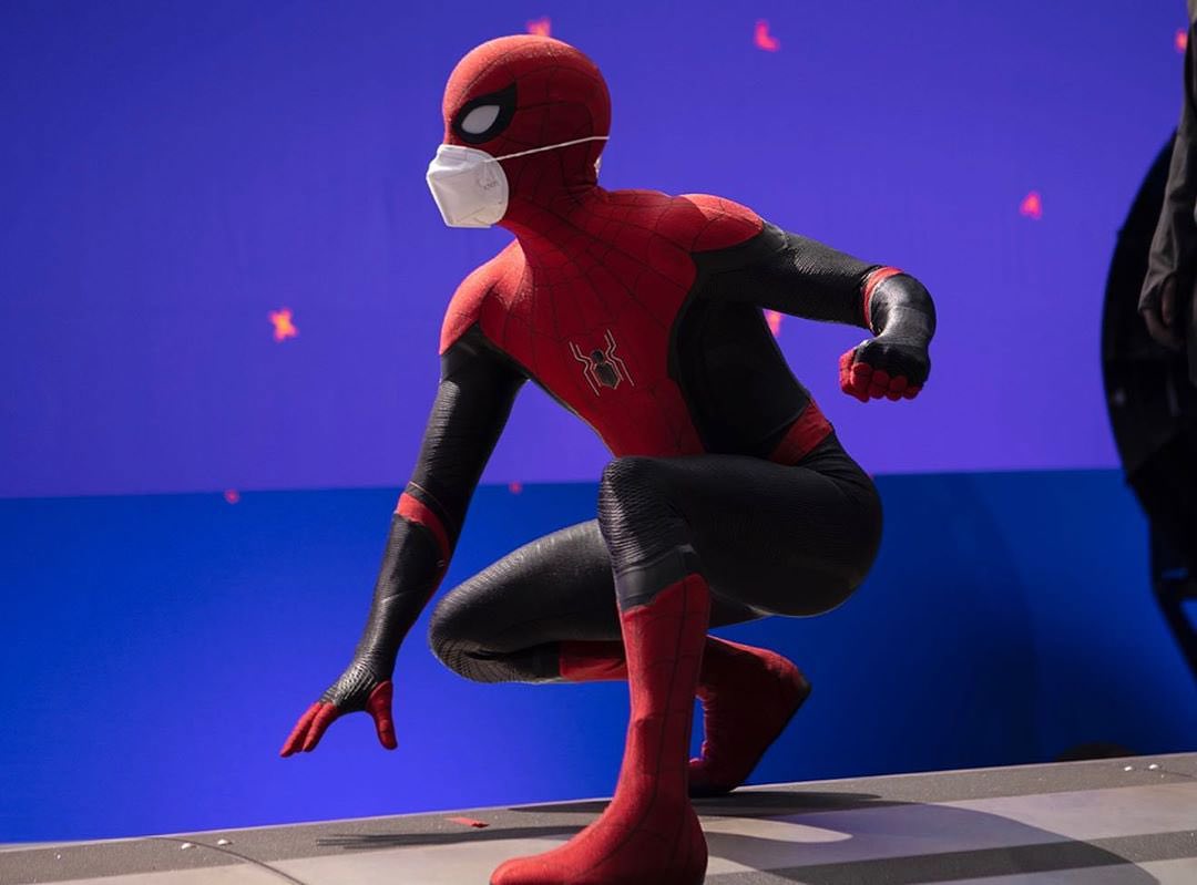 تام هالند در لباس مرد عنکبوتی و ماسک در پشت صحنه فیلمبرداری و تولید فیلم Spider-Man 3 / اسپایدرمن ۳