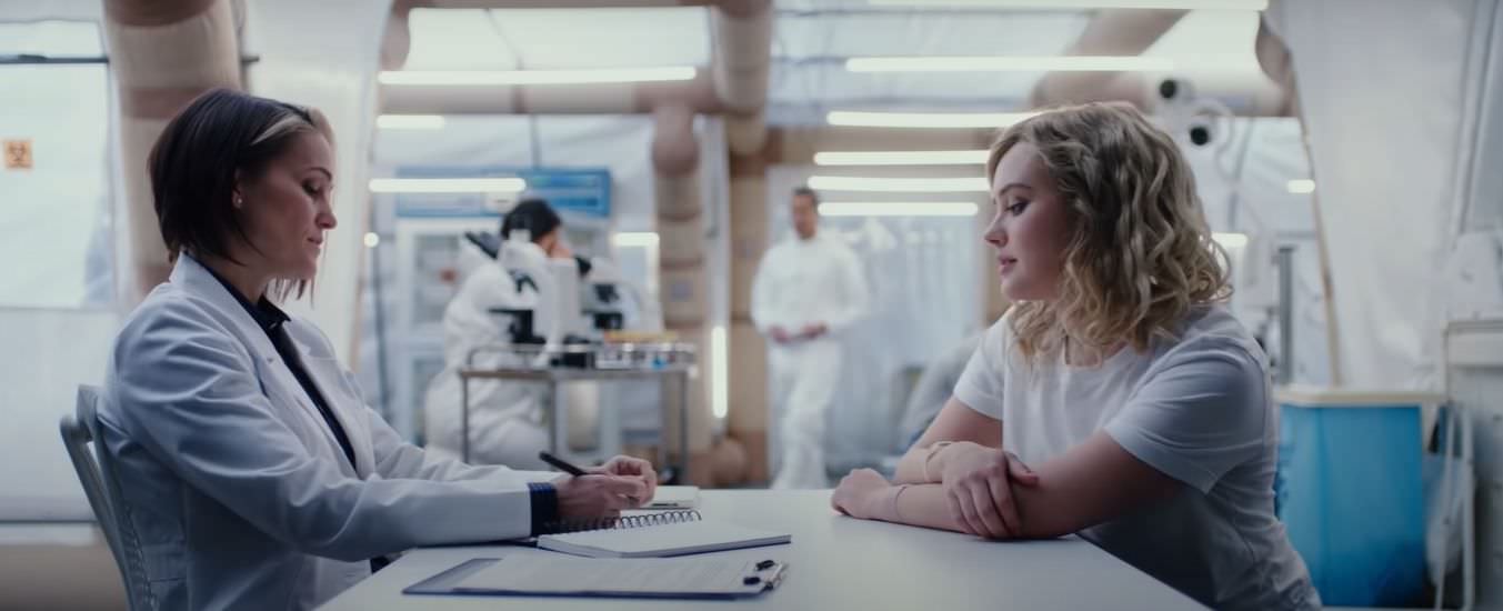 کاترین لانگفورد و دکترش در قرنطینه در فیلم Spontaneous