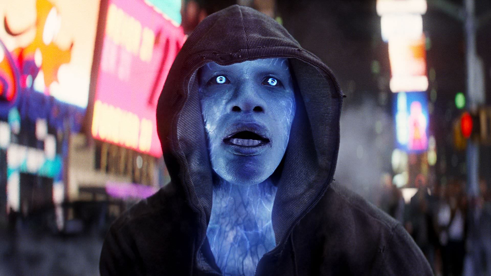 جیمی فاکس در نقش الکترو در خیابان های نیویورک در فیلم The Amazing Spider-Man 2