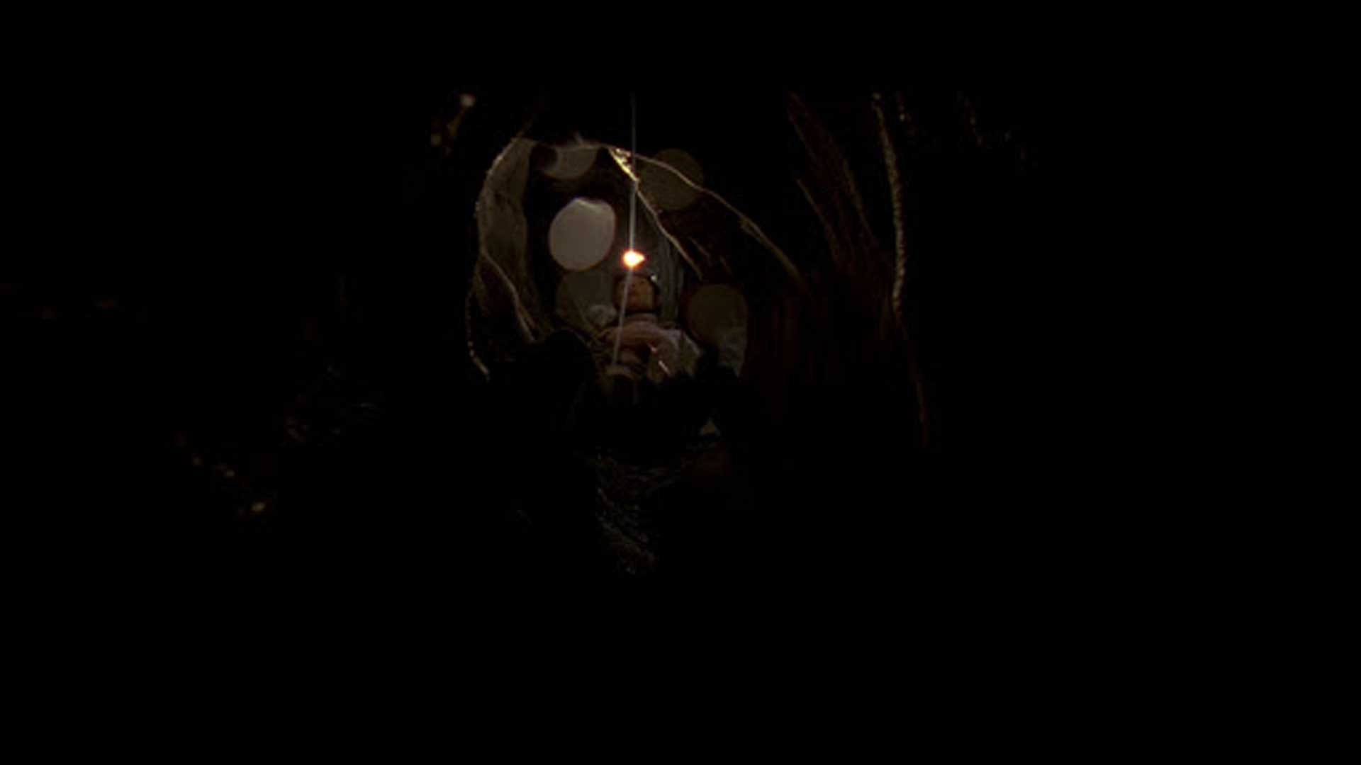 دراز کشیدن در تاریکی مطلق فیلم The Descent