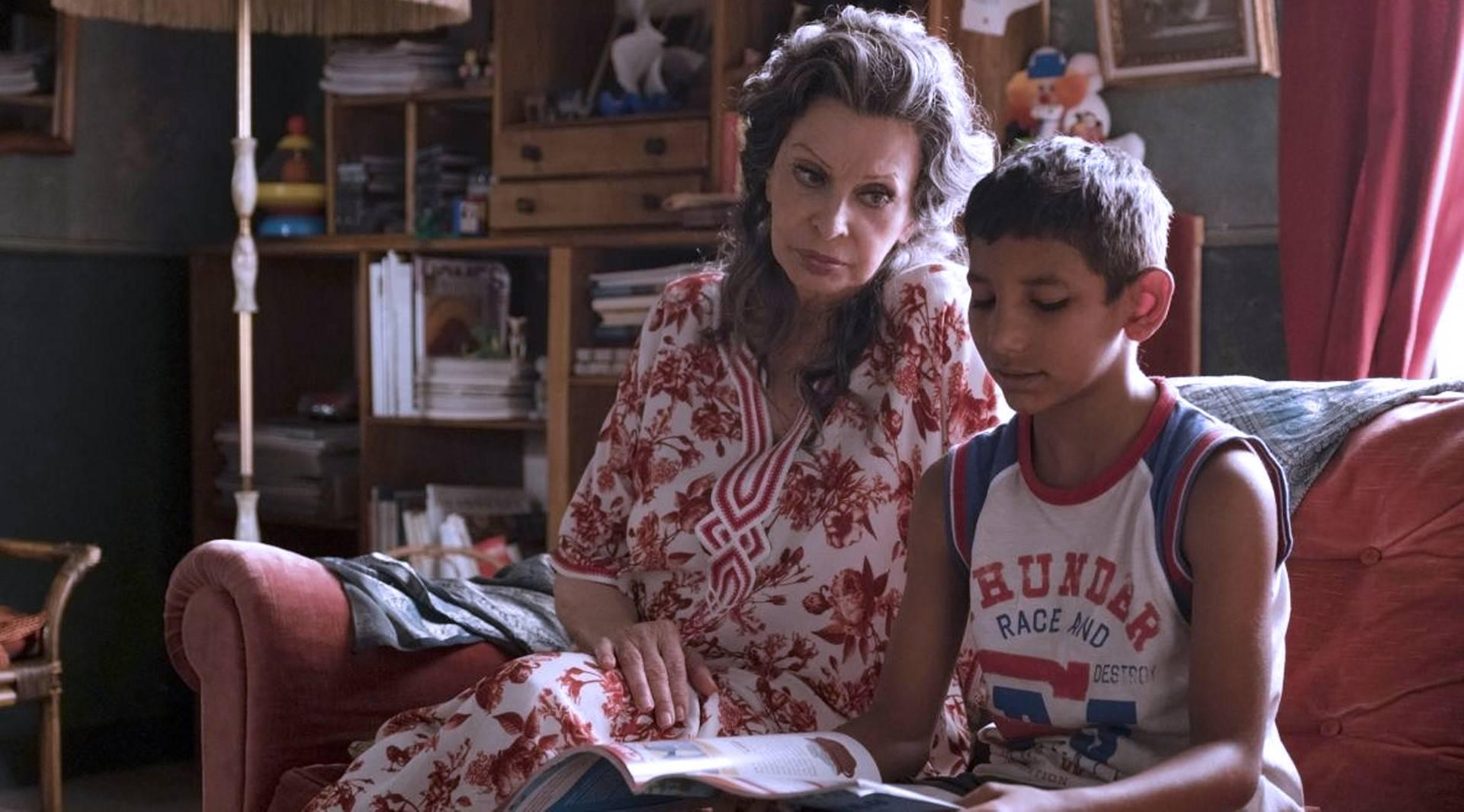 سوفیا لورن (مادام رزا) و یوسف دیگو پیرو (یوسف) در کنار هم در نمایی از فیلم زندگی در پیش رو