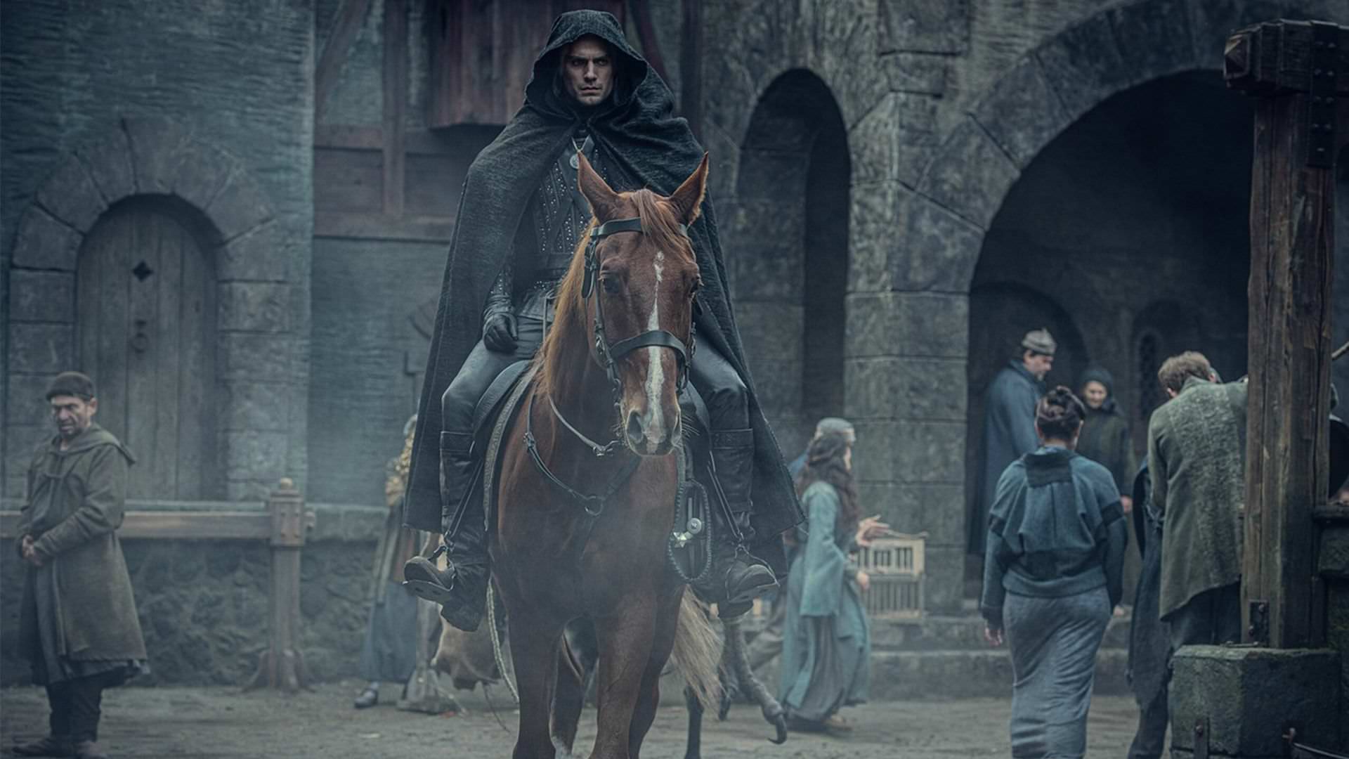 هنری کویل در نقش گرالت سوار بر روچ در شهر در فصل اول سریال The Witcher / ویچر