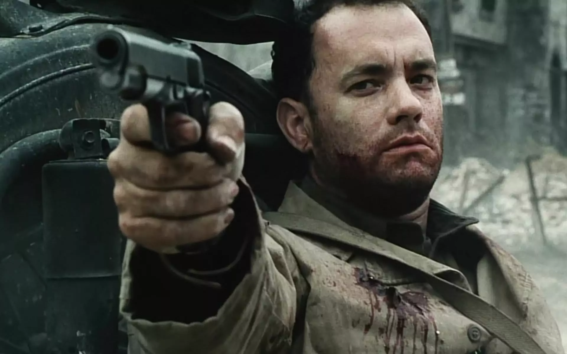 کاپیتان میلر با بازی تام هنکس درحال شلیک گلوله در فیلم Saving Private Ryan