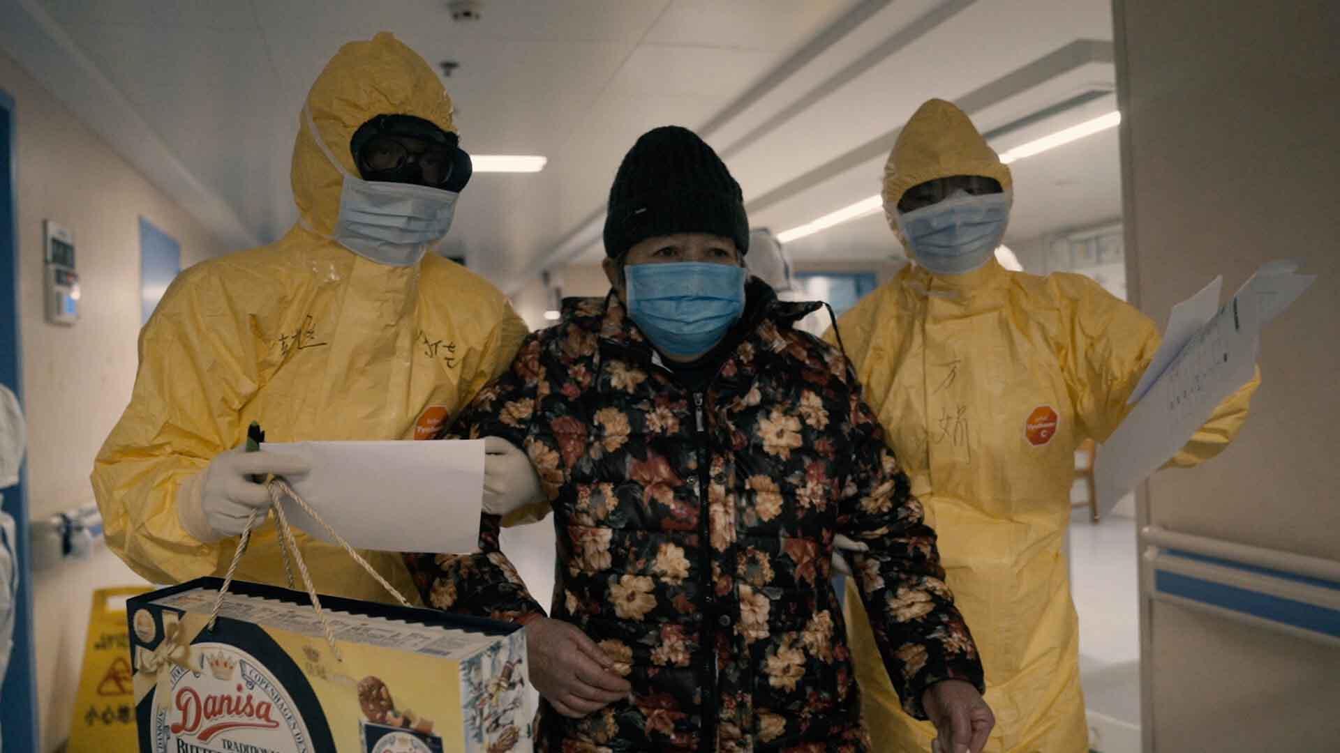 بیمار به همراه پزشکان در بیمارستان در فیلم 76 Days