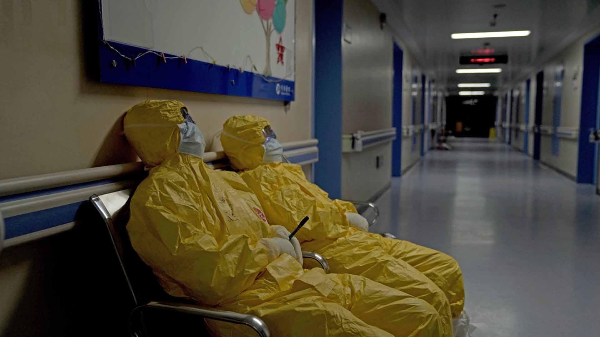 پزشکان خسته در بیمارستان در فیلم 76 Days