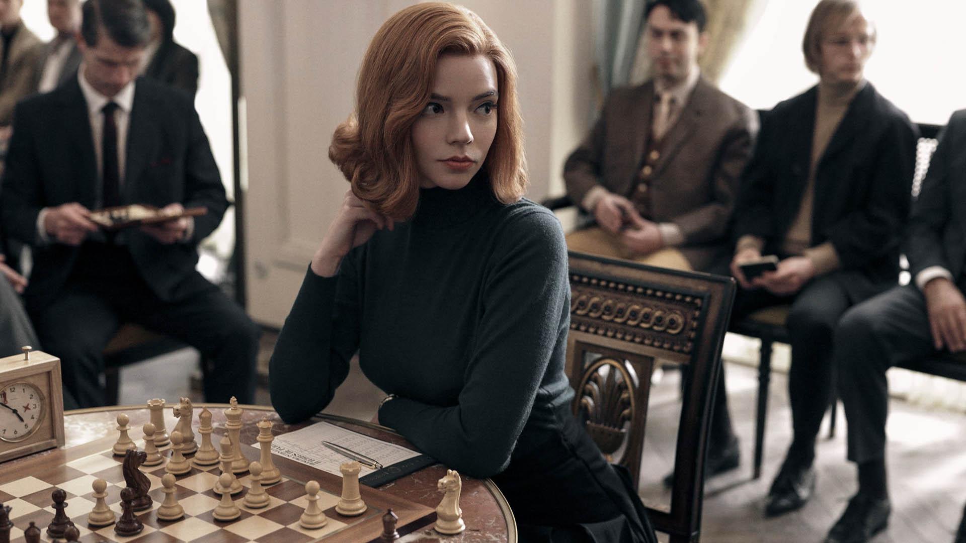 شخصیت الیزابت هارمون در یک مسابقه شطرنج در سریال the queen