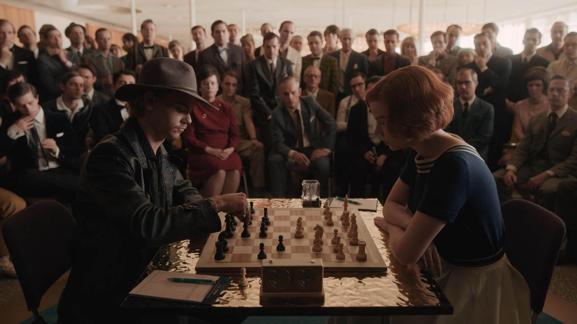 بنی و الیزابت هارمون در یک مسابقه شطرنج در سریال the queen's gambit