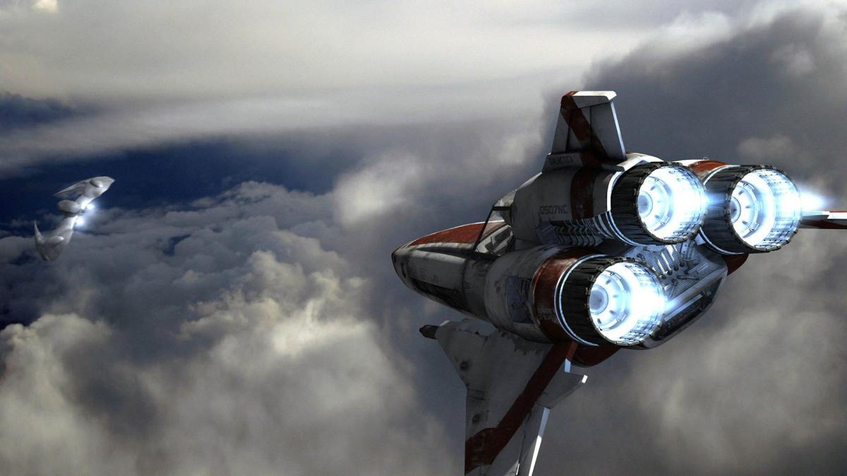 سفینه‌های فضایی در سریال battlestar galactica در حال مبارزه با یکدیگر در میان ابرها