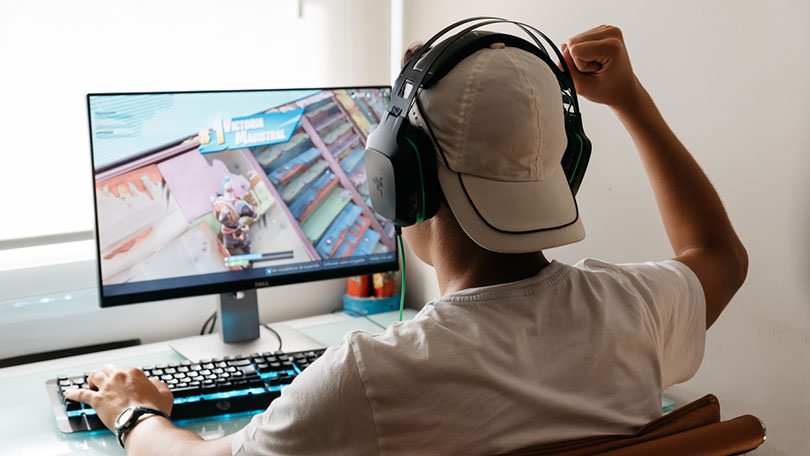 یک بازیکن درحال تجربه یک بازی آنلاین