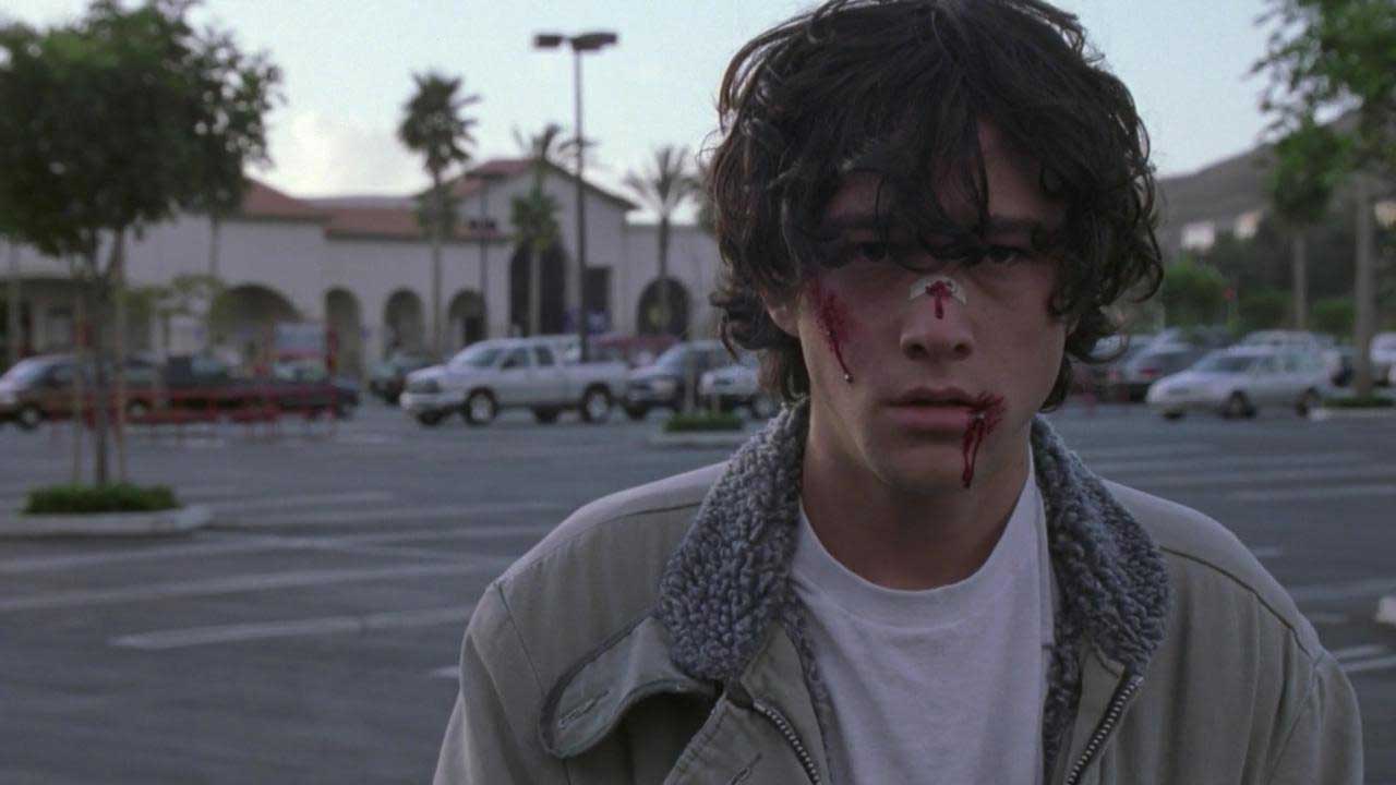 صورت خونی پسر نوجوان دبیرستانی در فیلم Brick رایان جانسون وسط خیابان شهر