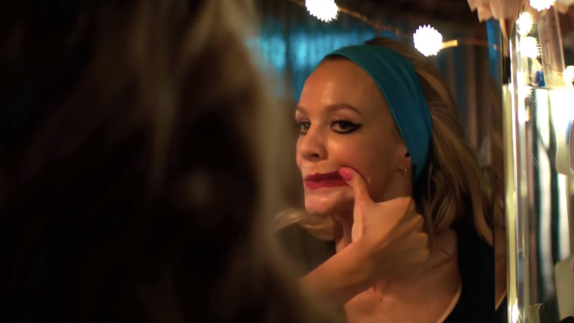 کری مولیگان در حال پاک کردن آرایش خود در فیلم promising young woman