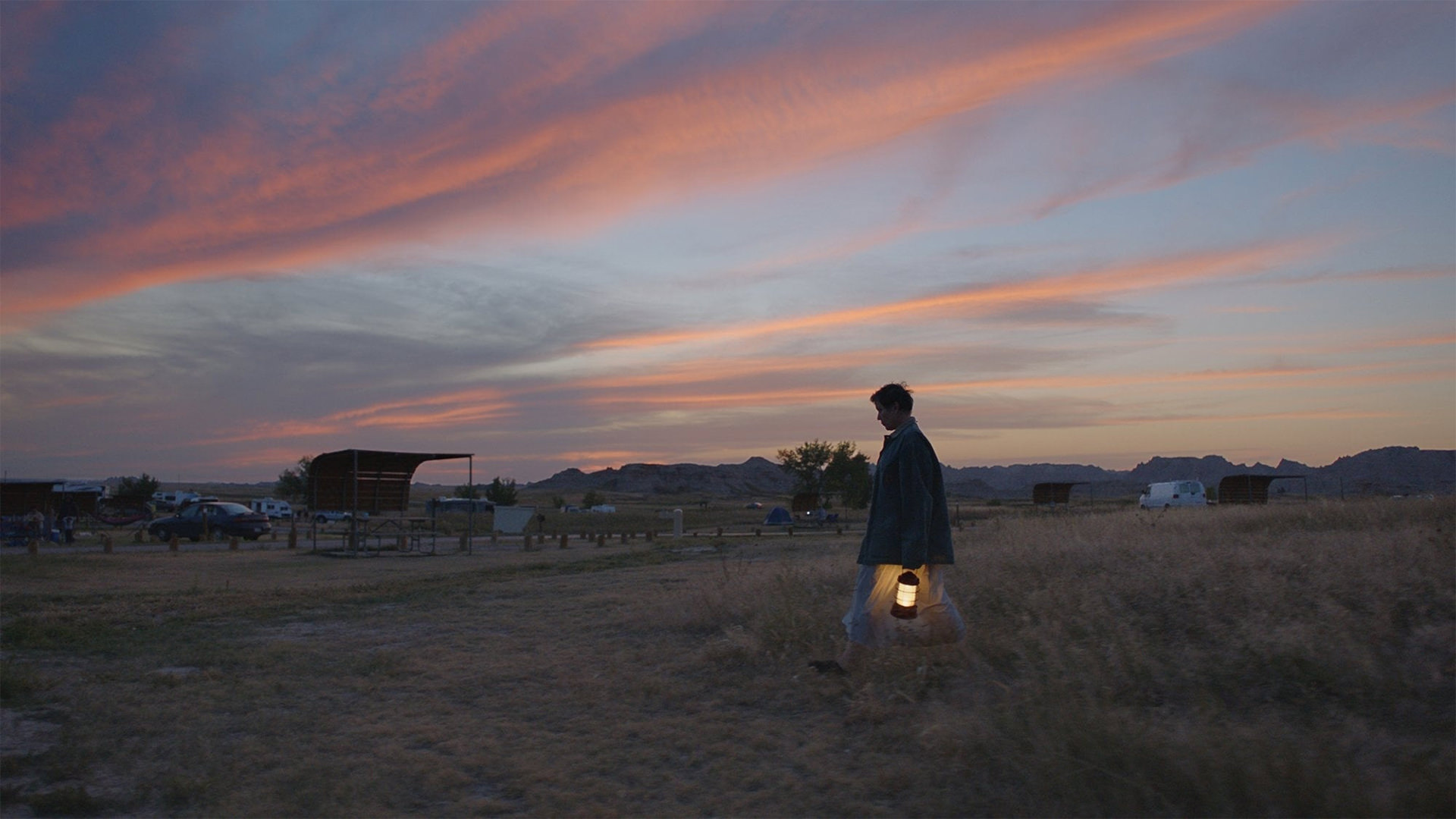 فرانسیس مک دورمند در حال قدم زدن در دشت و در زمان غروب آفتاب در فیلم Nomadland
