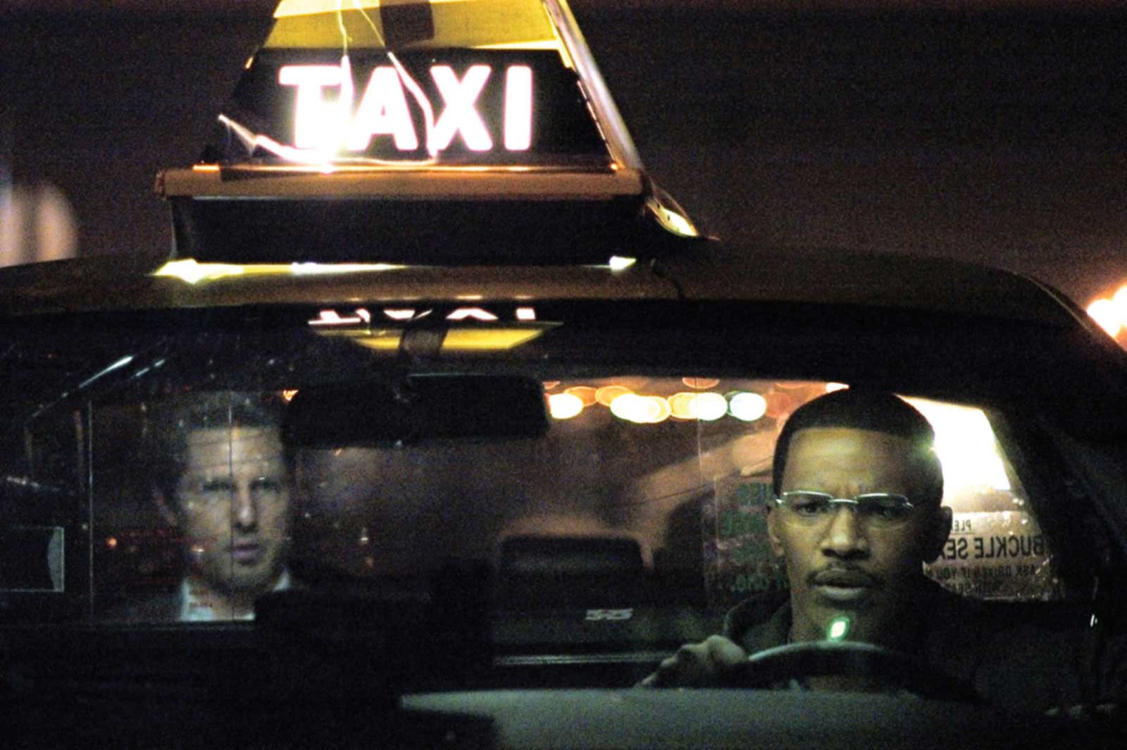 تام کروز و جیمی فاکس سوار تاکسی در فیلم Collateral مایکل مان