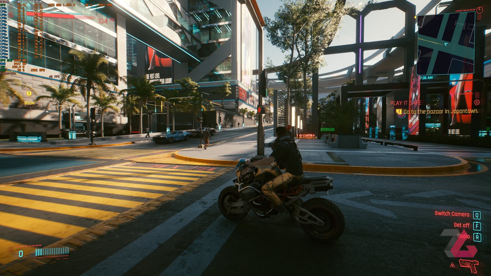 تصویری از موتورسوار در خیابان شهر نایت سیتی در بازی سابرپانک 2077