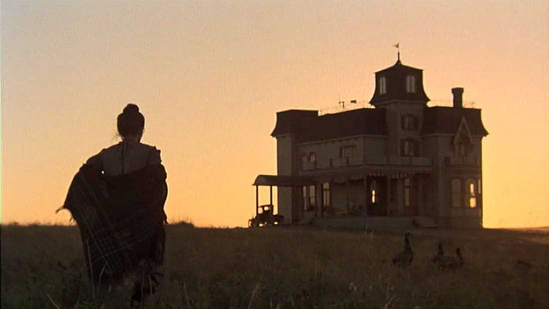 فیلم Days of Heaven ترنس مالیک و زنی که در نور اندک آقتاب به سمت خانه بزرگ می‌دود