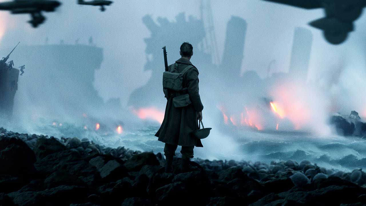 سرباز تنها ایستاده مقابل ویرانه های جنگ در فیلم دانکرک کریستوفر نولان