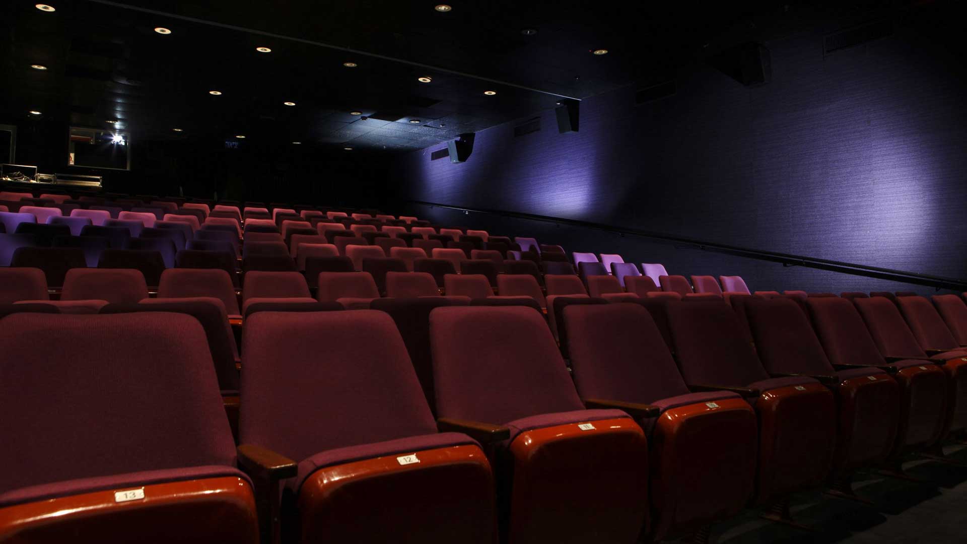 صندلی های خالی و نورپردازی سینما در دوران کرونا