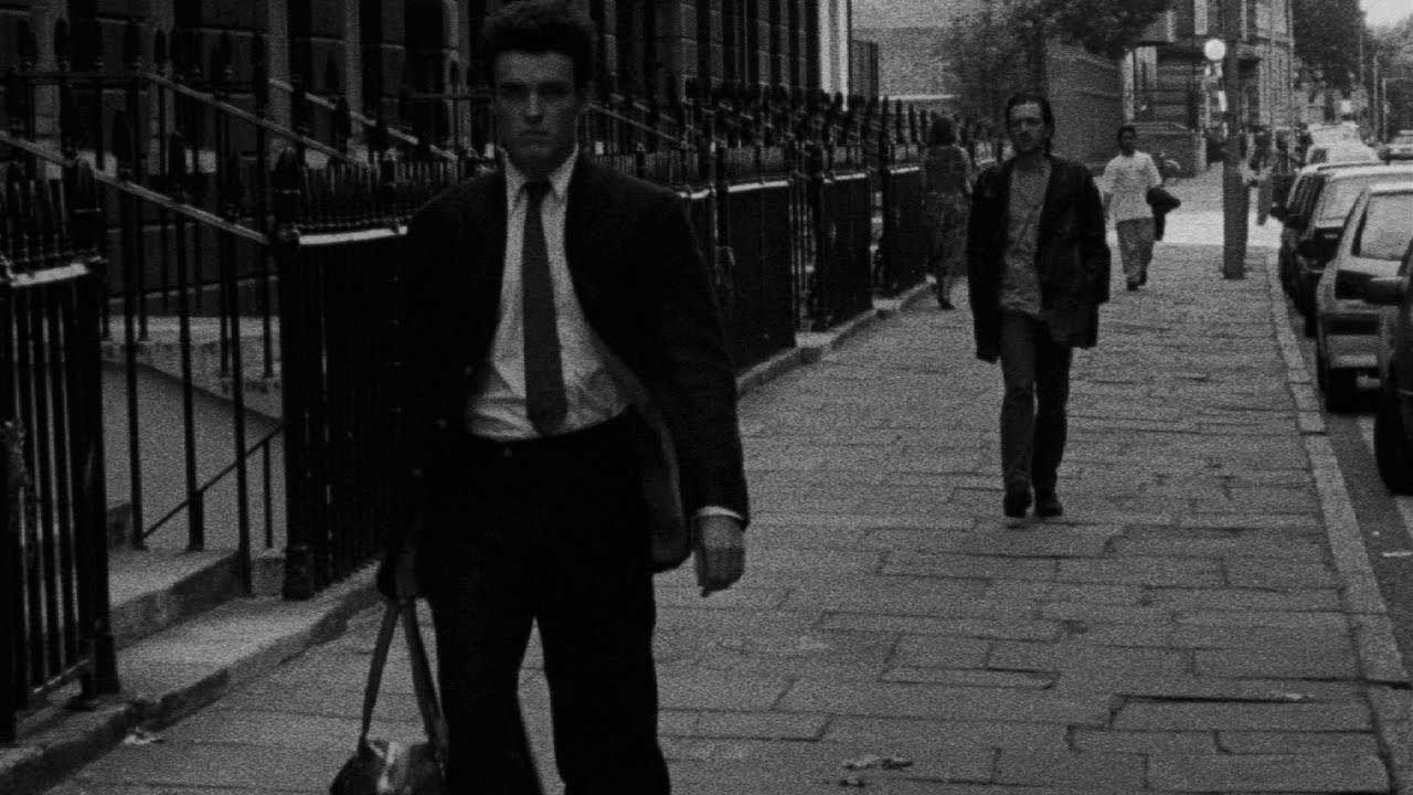 تصویر سیاه و سفید تعقیب شدن دزد توسط نویسنده در فیلم Following کریستوفر نولان