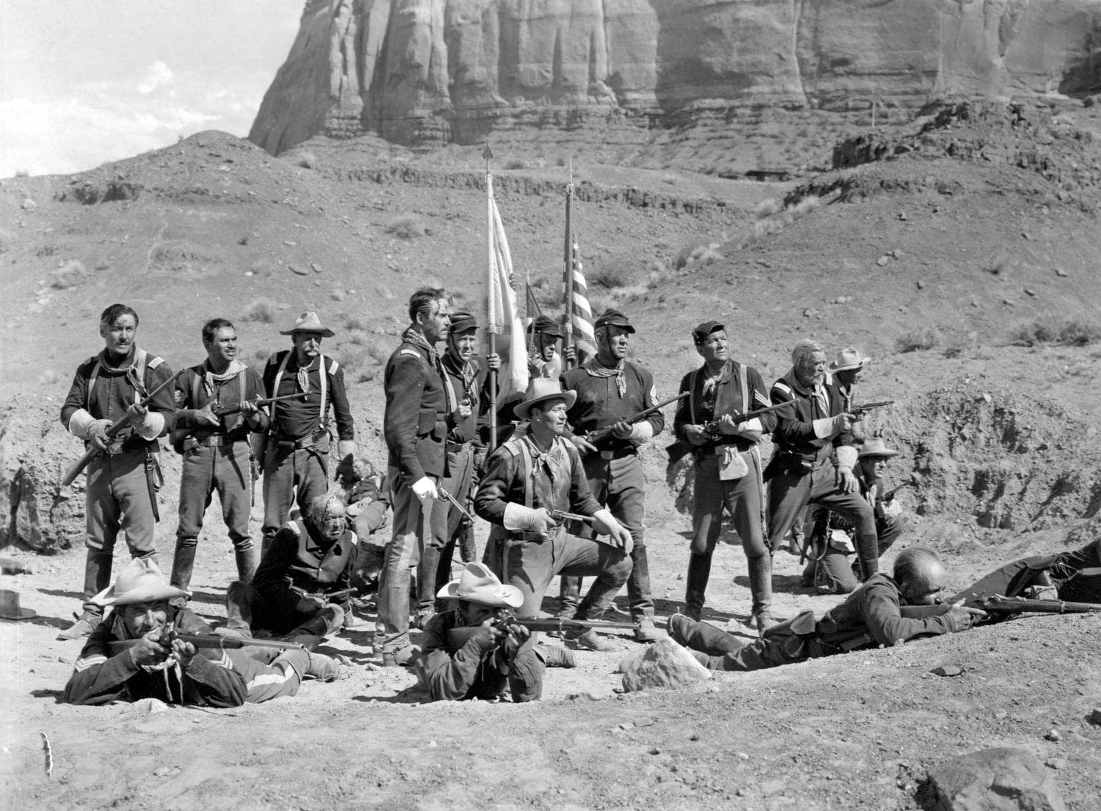 فیلم Fort Apache و سربازان در کنار پرچم میان دشت و کنار کوه