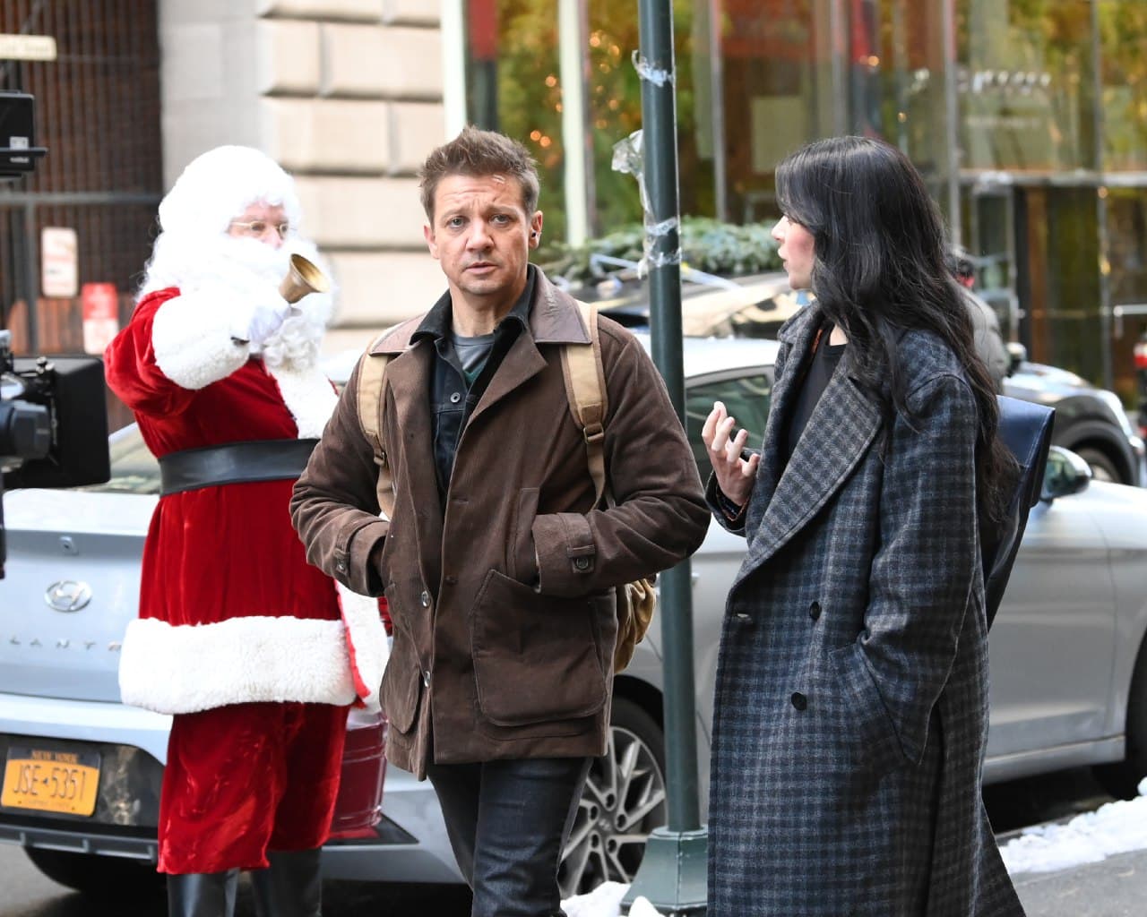 کیت بیشاپ، کلینت بارتون و بابانوئل در پشت صحنه سریال Hawkeye در شهر نیویورک