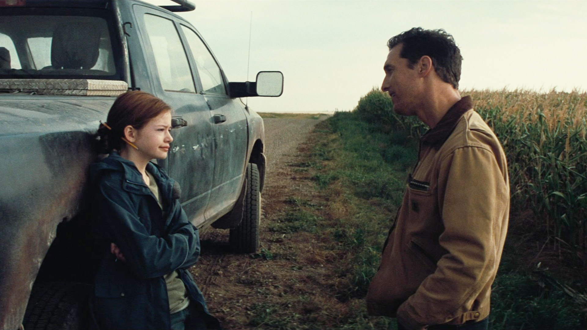 کوپر و دخترش در مزرعه صحبت می‌کنند فیلم میان‌ستاره‌ای