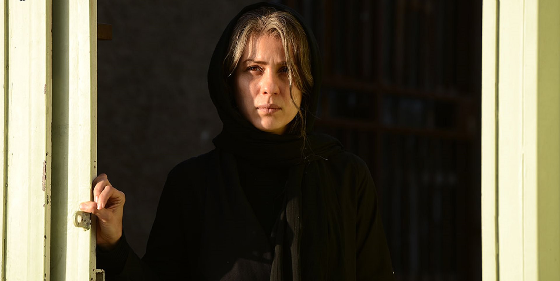 ترانه با بازی سارا بهرامی هنگام آزادی از زندان در فیلم جمشیدیه