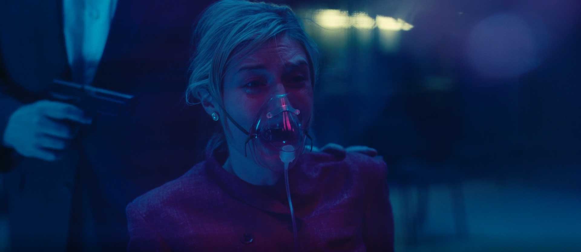 اشک های کت با ماسک اکسیژن در فیلم Tenet کریستوفر نولان با نقش آفرینی عالی الیزابت دبیکی